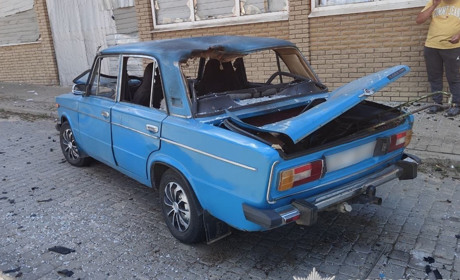 Ворожа армія поцілила FPV-дроном у цивільне авто. Оновлено
