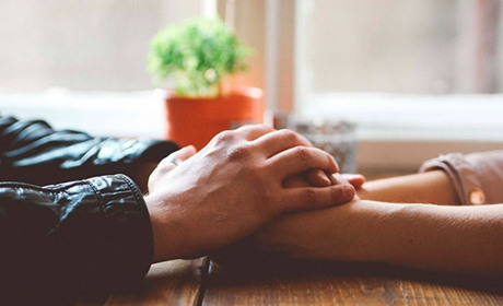 7 помилок, які невпевнені жінки роблять у стосунках (не усвідомлюючи цього)