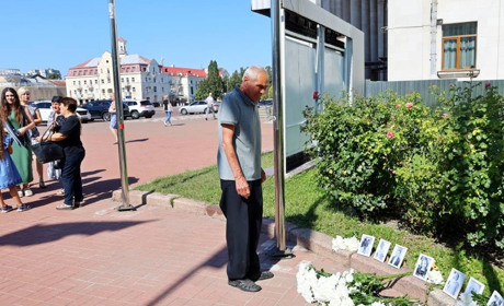 Рік після трагедії: у Чернігові вшанували пам'ять жертв ракетного удару по драмтеатру