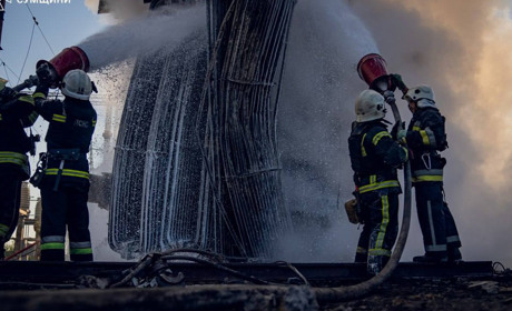 Після обстрілу Глухова рятувальники гасили пожежі в кількох районах міста
