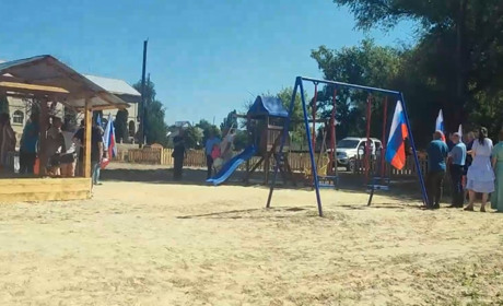 Календар дав збій. В останні дні літа в окупованому Новоайдарі урочисто відкрили міський пляж