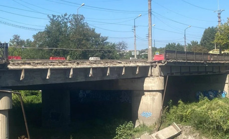 На окупованій Луганщині засумнівалися в надійності мостів через річку Лугань. Що стало з переправами