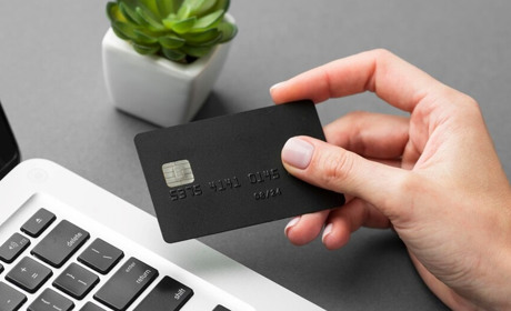 Чи можуть заблокувати зарплатну картку боржникам