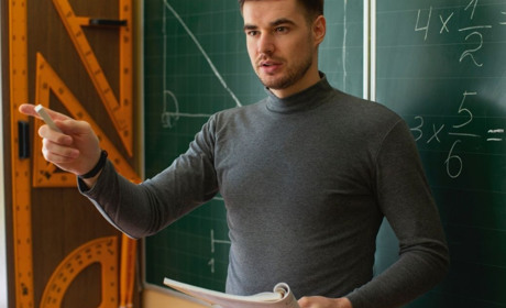 Виплати за простій отримуватимуть лише педагоги, що перебувають в Україні