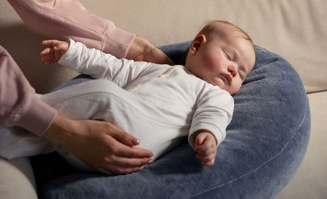 Кишкові коліки у немовлят: як допомогти малюку