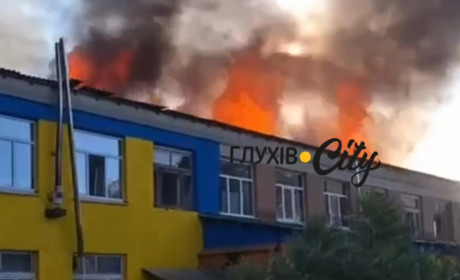 Армія рф вдарила по Будинку культури в Есмані. Виникла масштабна пожежа