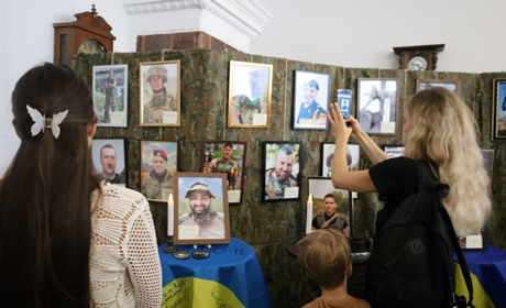 У Краєзнавчому музеї відкрили виставку "Янголи неба" на честь загиблих захисників України"