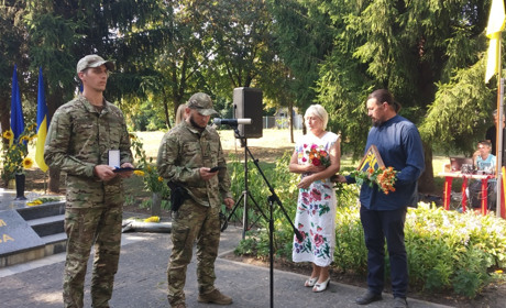 Посмертні нагороди і нові портрети на Алеї Героїв: у Переяславі вшанували пам'ять захисників України