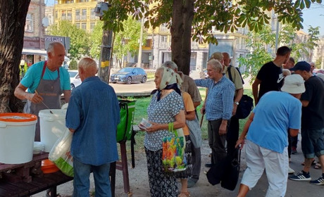 Їжа життя. Для ВПО з Луганщини працюють точки роздачі гарячих обідів