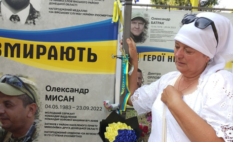 «Віддати на війну дитину, а потім ходити випрошувати допомогу»: як рідні Героїв переживають втрату