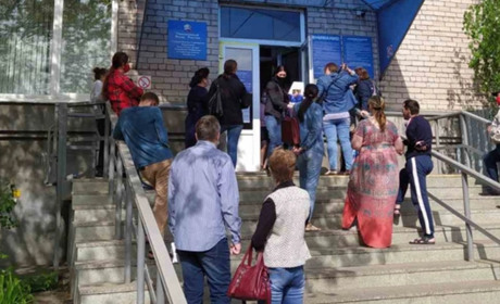 Черга вже на жовтень. На окупованій Луганщині неможливо потрапити до пенсійної установи