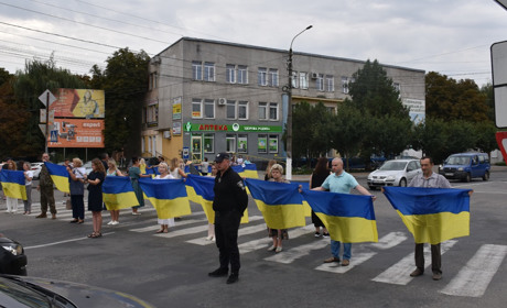 Момент єдності: 29 серпня у Старокостянтинові зупинили рух транспорту