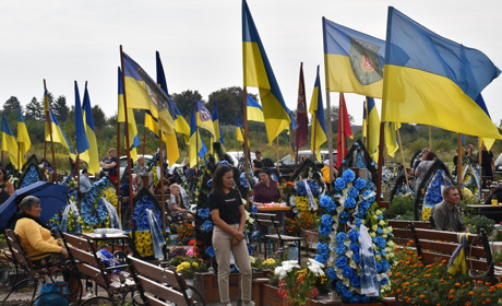 Неминаюча біль втрати: у Старокостянтинові на Алеї Захисників відправили панахиду за загиблими