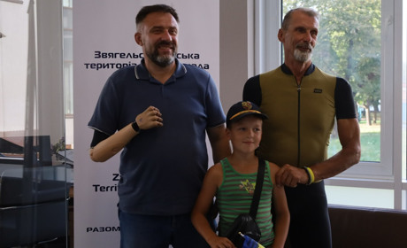 Велосипедом до надії: незвичайна подорож Україною ветерана з ампутованою ногою