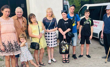 Волонтери та благодійники активно допомагають в евакуації жителів Покровська