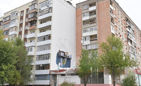 На Луганщині росіяни малюють новий мурал. Його присвячено російському фізику-ядернику Курчатову