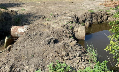 На Одещині чоловік самовільно перекрив річку дамбою, щоб поливати баштан