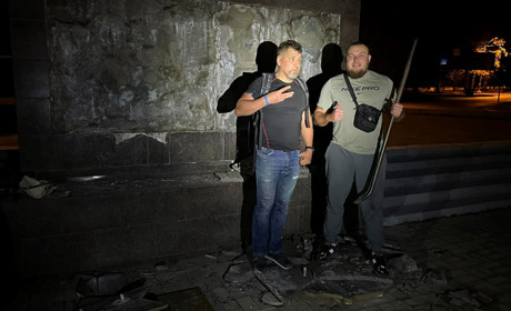 В Одесі активісти демонтували комуністичну символіку зі стели на площі Десятого квітня