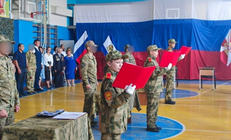 На окупованій Херсонщині відкрили кадетський клас Росгвардії, щоб вчити дітей воювати
