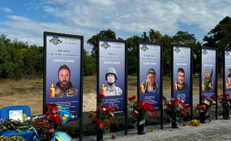 В Хрестище небайдужі мешканці та підприємці встановили стели з фотографіями загиблих Захисників