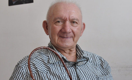 Як літній чортків’янин Володимир Хома творить художні кошички зі звичайних пляшок