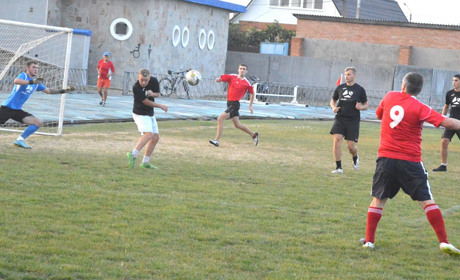 У Переяславі започаткували новий футбольний турнір 8х8: перші ігри догравали потемки