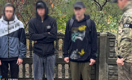 СБУ та Нацполіція затримали підпалювачів, які намагалися знищити релейні шафи залізниці на Буковині