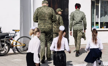 "Промивання мізків" посилюють. В школах Луганщини окупанти проведуть 218 пропагандистських заходів