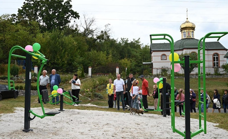 Щоб тренувалися діти й дорослі: у Демівщині відкрили тренажерний майданчик