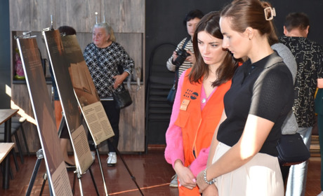 «(Не)помітні історії»: фотовиставку про людей, які покинули дім, відкрили у Старокостянтинові