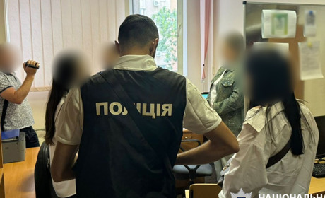 1500 доларів за вступ до вишу: працівницю Одеської морської академії затримали на хабарі