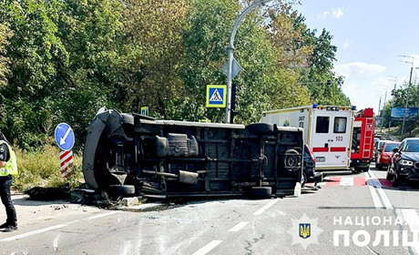 Смертельне ДТП у Києві: постраждали водій та пасажири маршрутки «Демівщина-Київ», загинула жінка