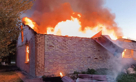 Пожежа на Ржищівщині: вогонь знищив будинок та обпік чоловіка. Постраждалим збирають допомогу