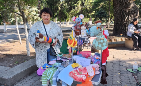 «Кожушки» для чашок, іграшки та речі для тваринок в'яже майстриня із Первомайська
