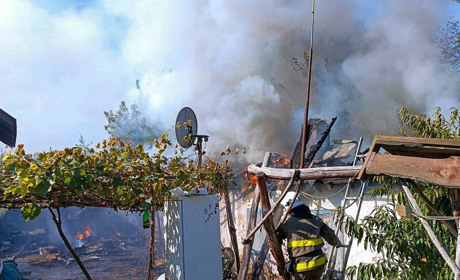 Вогонь знищив та пошкодив 4 будівлі в одному дворі: знову пожежа лютувала на Ржищівщині