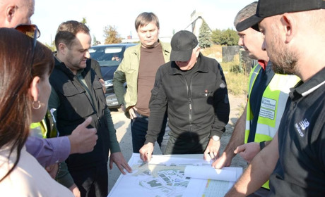 Відбудова житла та інфраструктури: міністр Олексій Кулеба здійснив робочий візит до Тростянця