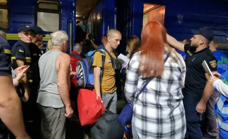 47 мешканців Донеччини, серед яких 14 дітей, евакуйовані поїздом до Чернівецької області
