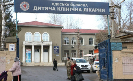 Депутати облради передали Одеській обласній дитячій лікарні протерміновану гуманітарну допомогу