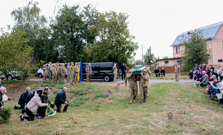 У Мирівці провели в останню путь Віталія Титаренка. Він поліг у бою в Курській області