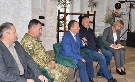 Діалог: родини загиблих захисників спілкувалися з владою Старокостянтинівської громади