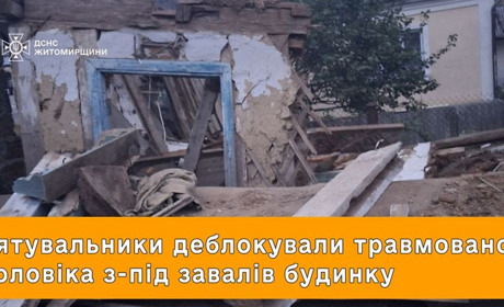 У Звягелі рятувальники витягли чоловіка з-під завалів після обвалу стіни старого будинку