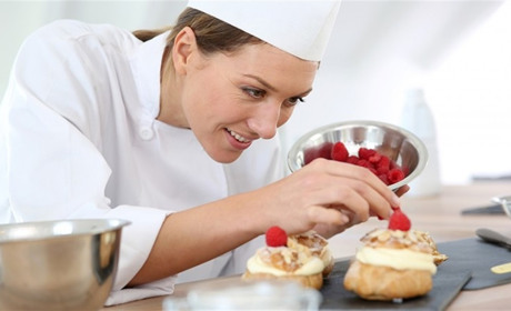 Робота у Старокостянтинові: потрібні лікар, медична сестра, маслороб, водій та інші фахівці