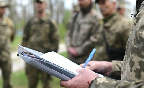 Мобілізацію обмежено придатних до 25 років заборонили. Але що буде з тими, хто вже у війську