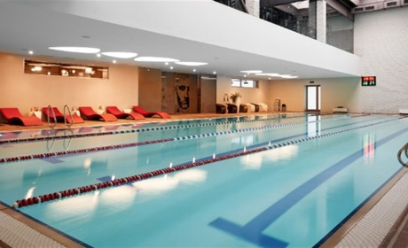 Які переваги занять у басейні для відновлення після травм у Києві?