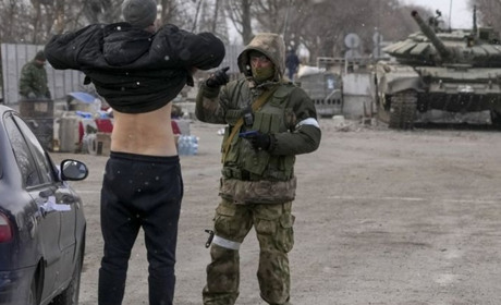 На блокпостах - "кіпіш". На Луганщині при в'їзді та виїзді з міста окупанти перевіряють всіх людей