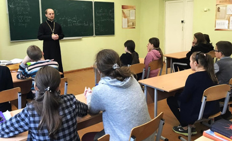 "Шкільні парафії". На Луганщині росіяни залучатимуть священиків РПЦ до "виховання" молоді в школах