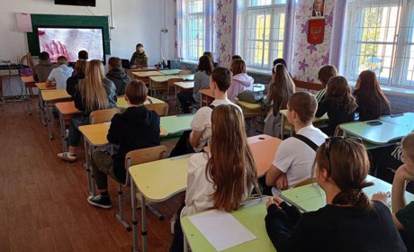 У школах Мелітополя солдати РФ агітують молодь вступати до військових вузів