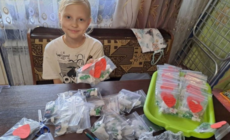 Чуйне серденько: як восьмирічна Міланка з Ніжина готує для воїнів подаруночки