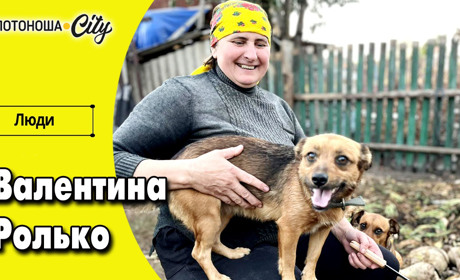 В її устах горить усмішка. В очах – і мудрість, й простота