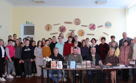 Новини воєнного часу. Виставка, 70-річчя школи, зустріч з письменниками, відзнака